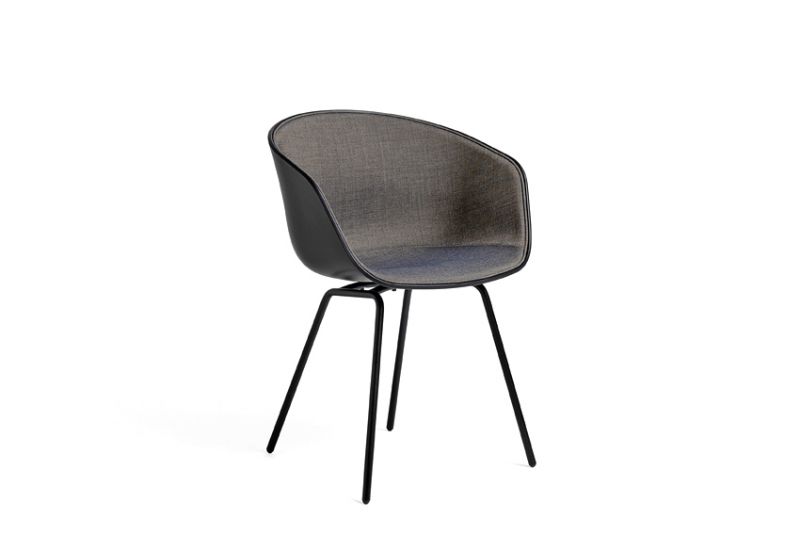 Hay AAC26 Stuhl mit grauem Stoffbezug und schwarzem Gestell, moderner Designstuhl für Wohnen und Büro.
